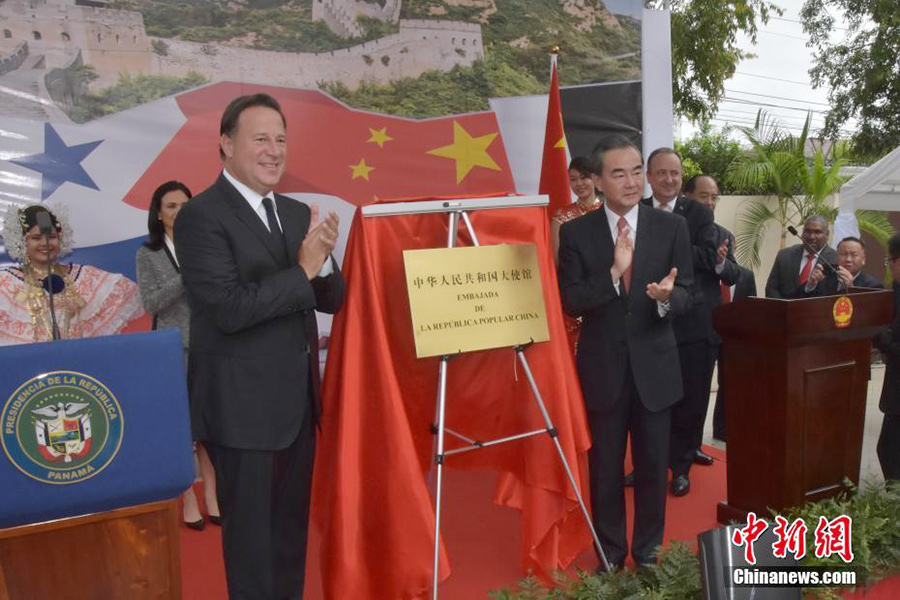 Visiting Foreign Minister Wang Yi meets Panamanian President Juan Carlos Varela  on Saturday in Panama City